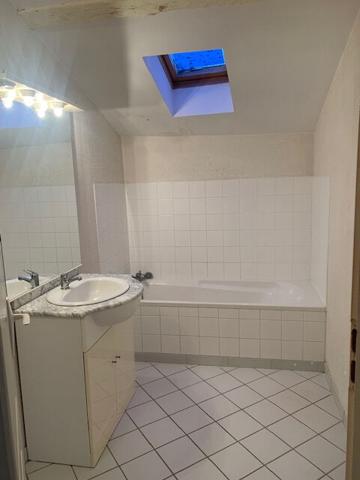 A louer STUDIO  de 25m²  à SAINTE BAZEILLE au coeur du village