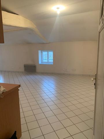 A louer STUDIO  de 25m²  à SAINTE BAZEILLE au coeur du village