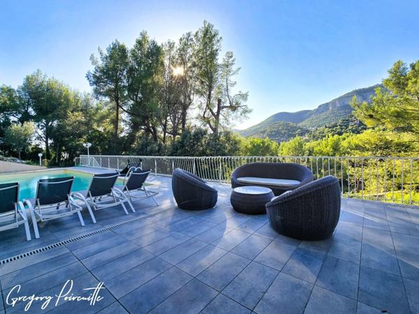 Villa rénovée avec piscine, vue dégagée et calme absolu