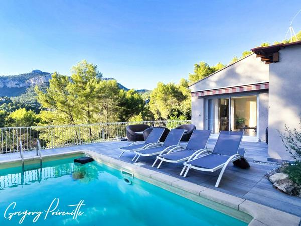 Villa rénovée avec piscine, vue dégagée et calme absolu