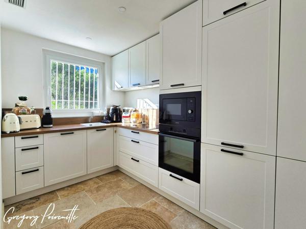 Villa rénovée avec piscine, vue dégagée et calme absolu