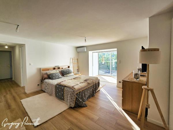 Villa rénovée avec piscine, vue dégagée et calme absolu