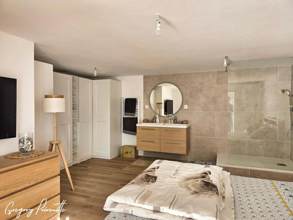 Villa rénovée avec piscine, vue dégagée et calme absolu