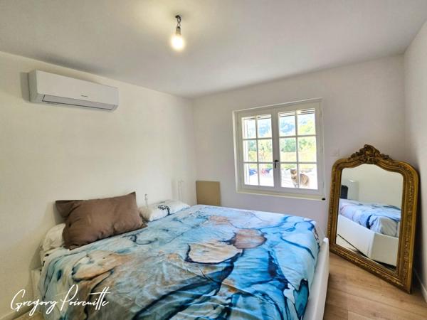 Villa rénovée avec piscine, vue dégagée et calme absolu