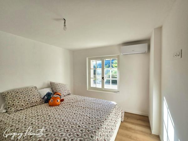 Villa rénovée avec piscine, vue dégagée et calme absolu