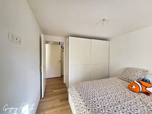 Villa rénovée avec piscine, vue dégagée et calme absolu