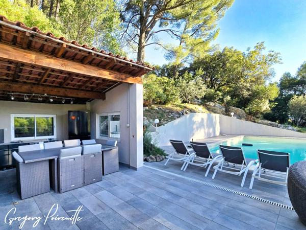 Villa rénovée avec piscine, vue dégagée et calme absolu