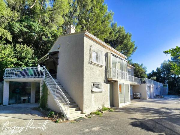 Villa rénovée avec piscine, vue dégagée et calme absolu