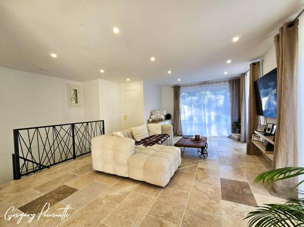 Villa rénovée avec piscine, vue dégagée et calme absolu