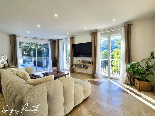 Villa rénovée avec piscine, vue dégagée et calme absolu