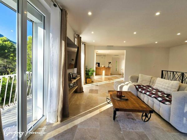 Villa rénovée avec piscine, vue dégagée et calme absolu