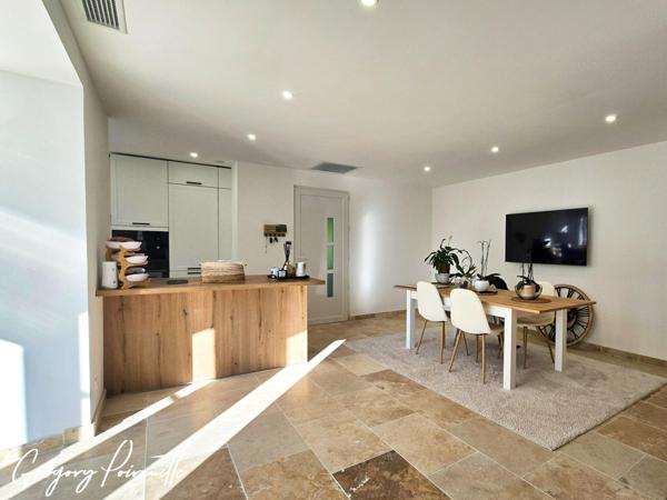 Villa rénovée avec piscine, vue dégagée et calme absolu