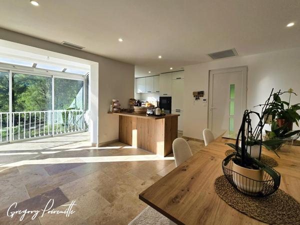 Villa rénovée avec piscine, vue dégagée et calme absolu