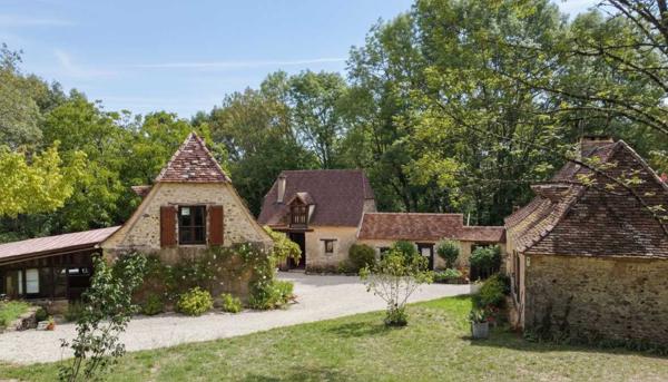 Maison ancienne - Le bugue Très bel ensemble en pierres de 3 maisons offrant 350m² habitables sur son terrain d'un hectare et grande piscine.