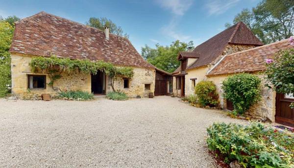 Maison ancienne - Le bugue Très bel ensemble en pierres de 3 maisons offrant 350m² habitables sur son terrain d'un hectare et grande piscine.