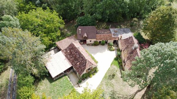 Maison ancienne - Le bugue Très bel ensemble en pierres de 3 maisons offrant 350m² habitables sur son terrain d'un hectare et grande piscine.