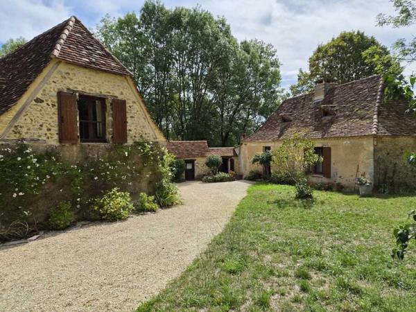 Maison ancienne - Le bugue Très bel ensemble en pierres de 3 maisons offrant 350m² habitables sur son terrain d'un hectare et grande piscine.