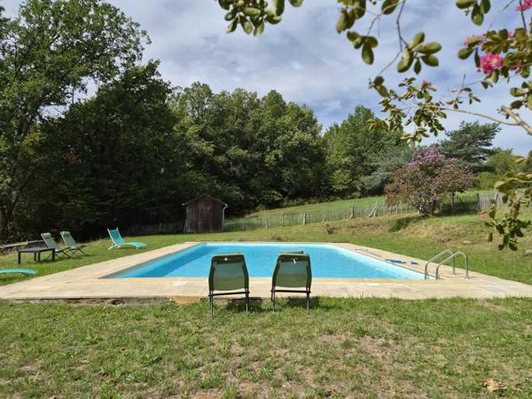 Maison ancienne - Le bugue Très bel ensemble en pierres de 3 maisons offrant 350m² habitables sur son terrain d'un hectare et grande piscine.