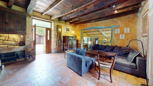 Maison ancienne - Le bugue Très bel ensemble en pierres de 3 maisons offrant 350m² habitables sur son terrain d'un hectare et grande piscine.