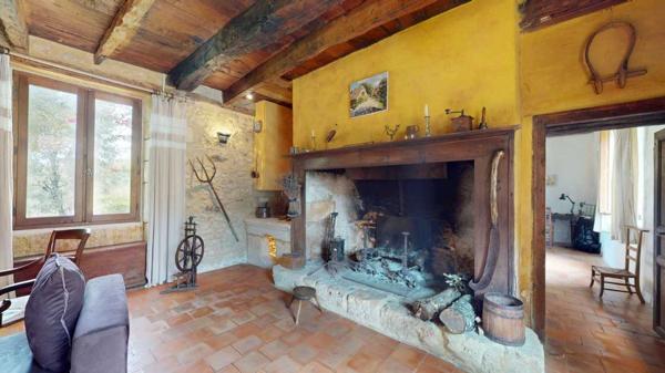 Maison ancienne - Le bugue Très bel ensemble en pierres de 3 maisons offrant 350m² habitables sur son terrain d'un hectare et grande piscine.