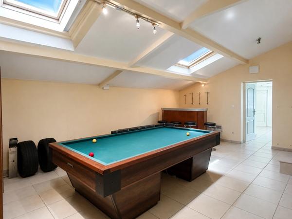 VILLA AVEC PISCINE DÉPENDANCES HABITABLES ET PARC ARBORÉ