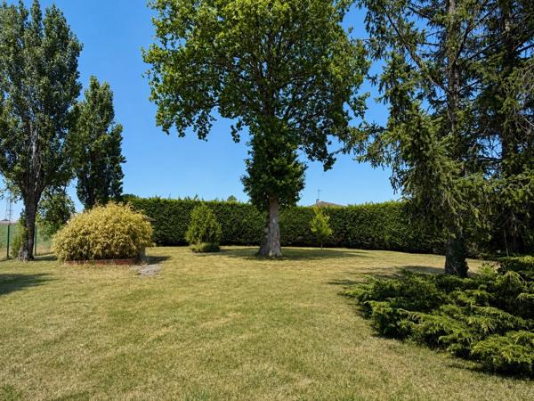 VILLA AVEC PISCINE DÉPENDANCES HABITABLES ET PARC ARBORÉ