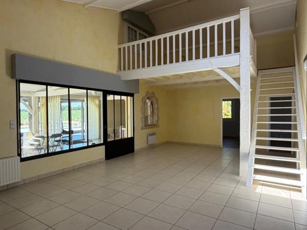 VILLA AVEC PISCINE DÉPENDANCES HABITABLES ET PARC ARBORÉ
