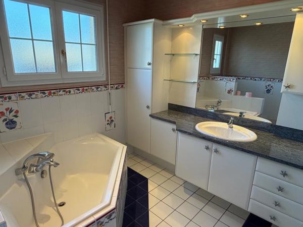 VILLA AVEC PISCINE DÉPENDANCES HABITABLES ET PARC ARBORÉ