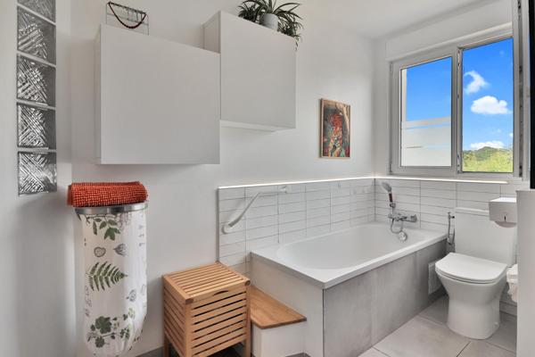 Maison entièrement rénovée en 2024 édifiée sur 873 m² de terrain.