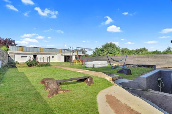 Maison entièrement rénovée en 2024 édifiée sur 873 m² de terrain.