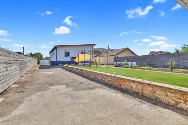 Maison entièrement rénovée en 2024 édifiée sur 873 m² de terrain.