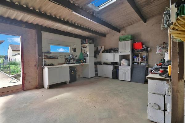 Maison entièrement rénovée en 2024 édifiée sur 873 m² de terrain.