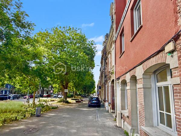 À deux pas du centre-ville d'Amiens, découvrez cet immeuble de rapport en monopropriété, entièrement rénové, développant environ 160 m² (parties communes comprises).

Il se compose de 4 appartements de type 2, aux surfaces suivantes :

T2 RDC : 30,22 m², avec une agréable terrasse privative d'environ 10 m²
T2 1er étage : 38,51 m²
T2 2e étage : 33,24 m²
T2 3e étage : 28,61 m²    

Les appartements offrent des prestations actuelles et recherchées : cuisines aménagées, salles d'eau modernes, douches grand format, WC suspendus Grohe, chauffe-eaux extra-plats, VMC et chauffage individuel électrique.

L'immeuble dispose également d'un local vélos et poubelles, ainsi que d'une cave, des équipements appréciés des locataires et facilitant la gestion au quotidien.

Les atouts de cet investissement:

* Monopropriété (sans copropriété ni syndic)
* 4 T2 entièrement rénovés
* Terrasse privative pour le logement du rez-de-chaussée
* Local vélos / poubelles
* Cave
* Compteurs d'électricité individuels + communs
* Chauffage individuel électrique
* Prestations de qualité
* DPE global C
* Taxe foncière : 3 115 €

Cet immeuble offre une double stratégie d'exploitation: location classique (nue ou meublée) ou location courte durée de type Airbnb, grâce à son emplacement recherché et à la souplesse offerte par la monopropriété.

Le potentiel locatif est estimé entre 650 € et 700 € hors charges par appartement, soit un revenu annuel potentiel compris entre 31 200 € et 33 600 € hors charges, selon le mode d'exploitation retenu.

**Un actif clé en main, idéal pour un investisseur recherchant un immeuble de qualité, facile à gérer et offrant un excellent potentiel de valorisation et de rentabilité.**
.