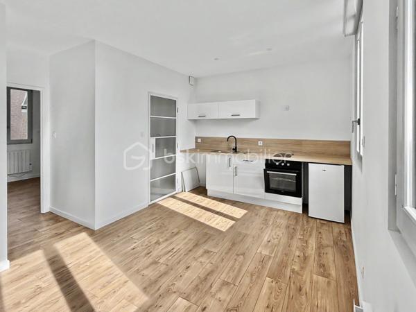 À deux pas du centre-ville d'Amiens, découvrez cet immeuble de rapport en monopropriété, entièrement rénové, développant environ 160 m² (parties communes comprises).

Il se compose de 4 appartements de type 2, aux surfaces suivantes :

T2 RDC : 30,22 m², avec une agréable terrasse privative d'environ 10 m²
T2 1er étage : 38,51 m²
T2 2e étage : 33,24 m²
T2 3e étage : 28,61 m²    

Les appartements offrent des prestations actuelles et recherchées : cuisines aménagées, salles d'eau modernes, douches grand format, WC suspendus Grohe, chauffe-eaux extra-plats, VMC et chauffage individuel électrique.

L'immeuble dispose également d'un local vélos et poubelles, ainsi que d'une cave, des équipements appréciés des locataires et facilitant la gestion au quotidien.

Les atouts de cet investissement:

* Monopropriété (sans copropriété ni syndic)
* 4 T2 entièrement rénovés
* Terrasse privative pour le logement du rez-de-chaussée
* Local vélos / poubelles
* Cave
* Compteurs d'électricité individuels + communs
* Chauffage individuel électrique
* Prestations de qualité
* DPE global C
* Taxe foncière : 3 115 €

Cet immeuble offre une double stratégie d'exploitation: location classique (nue ou meublée) ou location courte durée de type Airbnb, grâce à son emplacement recherché et à la souplesse offerte par la monopropriété.

Le potentiel locatif est estimé entre 650 € et 700 € hors charges par appartement, soit un revenu annuel potentiel compris entre 31 200 € et 33 600 € hors charges, selon le mode d'exploitation retenu.

**Un actif clé en main, idéal pour un investisseur recherchant un immeuble de qualité, facile à gérer et offrant un excellent potentiel de valorisation et de rentabilité.**
.