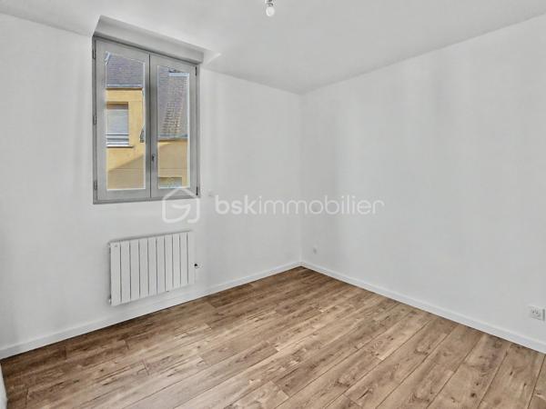À deux pas du centre-ville d'Amiens, découvrez cet immeuble de rapport en monopropriété, entièrement rénové, développant environ 160 m² (parties communes comprises).

Il se compose de 4 appartements de type 2, aux surfaces suivantes :

T2 RDC : 30,22 m², avec une agréable terrasse privative d'environ 10 m²
T2 1er étage : 38,51 m²
T2 2e étage : 33,24 m²
T2 3e étage : 28,61 m²    

Les appartements offrent des prestations actuelles et recherchées : cuisines aménagées, salles d'eau modernes, douches grand format, WC suspendus Grohe, chauffe-eaux extra-plats, VMC et chauffage individuel électrique.

L'immeuble dispose également d'un local vélos et poubelles, ainsi que d'une cave, des équipements appréciés des locataires et facilitant la gestion au quotidien.

Les atouts de cet investissement:

* Monopropriété (sans copropriété ni syndic)
* 4 T2 entièrement rénovés
* Terrasse privative pour le logement du rez-de-chaussée
* Local vélos / poubelles
* Cave
* Compteurs d'électricité individuels + communs
* Chauffage individuel électrique
* Prestations de qualité
* DPE global C
* Taxe foncière : 3 115 €

Cet immeuble offre une double stratégie d'exploitation: location classique (nue ou meublée) ou location courte durée de type Airbnb, grâce à son emplacement recherché et à la souplesse offerte par la monopropriété.

Le potentiel locatif est estimé entre 650 € et 700 € hors charges par appartement, soit un revenu annuel potentiel compris entre 31 200 € et 33 600 € hors charges, selon le mode d'exploitation retenu.

**Un actif clé en main, idéal pour un investisseur recherchant un immeuble de qualité, facile à gérer et offrant un excellent potentiel de valorisation et de rentabilité.**
.