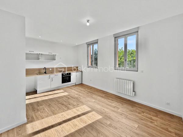 À deux pas du centre-ville d'Amiens, découvrez cet immeuble de rapport en monopropriété, entièrement rénové, développant environ 160 m² (parties communes comprises).

Il se compose de 4 appartements de type 2, aux surfaces suivantes :

T2 RDC : 30,22 m², avec une agréable terrasse privative d'environ 10 m²
T2 1er étage : 38,51 m²
T2 2e étage : 33,24 m²
T2 3e étage : 28,61 m²    

Les appartements offrent des prestations actuelles et recherchées : cuisines aménagées, salles d'eau modernes, douches grand format, WC suspendus Grohe, chauffe-eaux extra-plats, VMC et chauffage individuel électrique.

L'immeuble dispose également d'un local vélos et poubelles, ainsi que d'une cave, des équipements appréciés des locataires et facilitant la gestion au quotidien.

Les atouts de cet investissement:

* Monopropriété (sans copropriété ni syndic)
* 4 T2 entièrement rénovés
* Terrasse privative pour le logement du rez-de-chaussée
* Local vélos / poubelles
* Cave
* Compteurs d'électricité individuels + communs
* Chauffage individuel électrique
* Prestations de qualité
* DPE global C
* Taxe foncière : 3 115 €

Cet immeuble offre une double stratégie d'exploitation: location classique (nue ou meublée) ou location courte durée de type Airbnb, grâce à son emplacement recherché et à la souplesse offerte par la monopropriété.

Le potentiel locatif est estimé entre 650 € et 700 € hors charges par appartement, soit un revenu annuel potentiel compris entre 31 200 € et 33 600 € hors charges, selon le mode d'exploitation retenu.

**Un actif clé en main, idéal pour un investisseur recherchant un immeuble de qualité, facile à gérer et offrant un excellent potentiel de valorisation et de rentabilité.**
.
