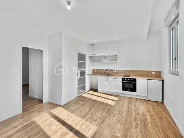 À deux pas du centre-ville d'Amiens, découvrez cet immeuble de rapport en monopropriété, entièrement rénové, développant environ 160 m² (parties communes comprises).

Il se compose de 4 appartements de type 2, aux surfaces suivantes :

T2 RDC : 30,22 m², avec une agréable terrasse privative d'environ 10 m²
T2 1er étage : 38,51 m²
T2 2e étage : 33,24 m²
T2 3e étage : 28,61 m²    

Les appartements offrent des prestations actuelles et recherchées : cuisines aménagées, salles d'eau modernes, douches grand format, WC suspendus Grohe, chauffe-eaux extra-plats, VMC et chauffage individuel électrique.

L'immeuble dispose également d'un local vélos et poubelles, ainsi que d'une cave, des équipements appréciés des locataires et facilitant la gestion au quotidien.

Les atouts de cet investissement:

* Monopropriété (sans copropriété ni syndic)
* 4 T2 entièrement rénovés
* Terrasse privative pour le logement du rez-de-chaussée
* Local vélos / poubelles
* Cave
* Compteurs d'électricité individuels + communs
* Chauffage individuel électrique
* Prestations de qualité
* DPE global C
* Taxe foncière : 3 115 €

Cet immeuble offre une double stratégie d'exploitation: location classique (nue ou meublée) ou location courte durée de type Airbnb, grâce à son emplacement recherché et à la souplesse offerte par la monopropriété.

Le potentiel locatif est estimé entre 650 € et 700 € hors charges par appartement, soit un revenu annuel potentiel compris entre 31 200 € et 33 600 € hors charges, selon le mode d'exploitation retenu.

**Un actif clé en main, idéal pour un investisseur recherchant un immeuble de qualité, facile à gérer et offrant un excellent potentiel de valorisation et de rentabilité.**
.