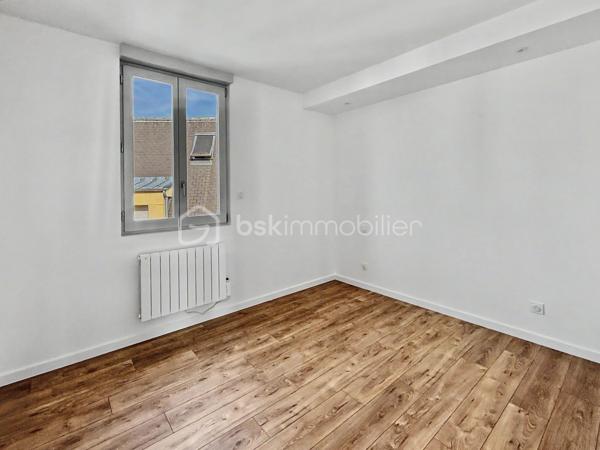 À deux pas du centre-ville d'Amiens, découvrez cet immeuble de rapport en monopropriété, entièrement rénové, développant environ 160 m² (parties communes comprises).

Il se compose de 4 appartements de type 2, aux surfaces suivantes :

T2 RDC : 30,22 m², avec une agréable terrasse privative d'environ 10 m²
T2 1er étage : 38,51 m²
T2 2e étage : 33,24 m²
T2 3e étage : 28,61 m²    

Les appartements offrent des prestations actuelles et recherchées : cuisines aménagées, salles d'eau modernes, douches grand format, WC suspendus Grohe, chauffe-eaux extra-plats, VMC et chauffage individuel électrique.

L'immeuble dispose également d'un local vélos et poubelles, ainsi que d'une cave, des équipements appréciés des locataires et facilitant la gestion au quotidien.

Les atouts de cet investissement:

* Monopropriété (sans copropriété ni syndic)
* 4 T2 entièrement rénovés
* Terrasse privative pour le logement du rez-de-chaussée
* Local vélos / poubelles
* Cave
* Compteurs d'électricité individuels + communs
* Chauffage individuel électrique
* Prestations de qualité
* DPE global C
* Taxe foncière : 3 115 €

Cet immeuble offre une double stratégie d'exploitation: location classique (nue ou meublée) ou location courte durée de type Airbnb, grâce à son emplacement recherché et à la souplesse offerte par la monopropriété.

Le potentiel locatif est estimé entre 650 € et 700 € hors charges par appartement, soit un revenu annuel potentiel compris entre 31 200 € et 33 600 € hors charges, selon le mode d'exploitation retenu.

**Un actif clé en main, idéal pour un investisseur recherchant un immeuble de qualité, facile à gérer et offrant un excellent potentiel de valorisation et de rentabilité.**
.
