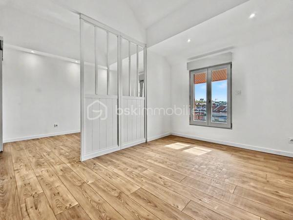 À deux pas du centre-ville d'Amiens, découvrez cet immeuble de rapport en monopropriété, entièrement rénové, développant environ 160 m² (parties communes comprises).

Il se compose de 4 appartements de type 2, aux surfaces suivantes :

T2 RDC : 30,22 m², avec une agréable terrasse privative d'environ 10 m²
T2 1er étage : 38,51 m²
T2 2e étage : 33,24 m²
T2 3e étage : 28,61 m²    

Les appartements offrent des prestations actuelles et recherchées : cuisines aménagées, salles d'eau modernes, douches grand format, WC suspendus Grohe, chauffe-eaux extra-plats, VMC et chauffage individuel électrique.

L'immeuble dispose également d'un local vélos et poubelles, ainsi que d'une cave, des équipements appréciés des locataires et facilitant la gestion au quotidien.

Les atouts de cet investissement:

* Monopropriété (sans copropriété ni syndic)
* 4 T2 entièrement rénovés
* Terrasse privative pour le logement du rez-de-chaussée
* Local vélos / poubelles
* Cave
* Compteurs d'électricité individuels + communs
* Chauffage individuel électrique
* Prestations de qualité
* DPE global C
* Taxe foncière : 3 115 €

Cet immeuble offre une double stratégie d'exploitation: location classique (nue ou meublée) ou location courte durée de type Airbnb, grâce à son emplacement recherché et à la souplesse offerte par la monopropriété.

Le potentiel locatif est estimé entre 650 € et 700 € hors charges par appartement, soit un revenu annuel potentiel compris entre 31 200 € et 33 600 € hors charges, selon le mode d'exploitation retenu.

**Un actif clé en main, idéal pour un investisseur recherchant un immeuble de qualité, facile à gérer et offrant un excellent potentiel de valorisation et de rentabilité.**
.