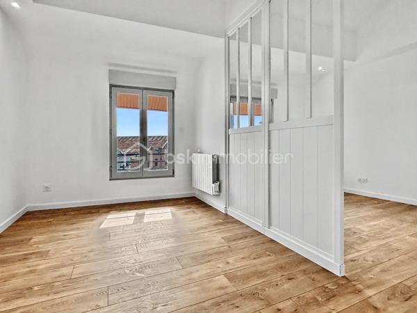 À deux pas du centre-ville d'Amiens, découvrez cet immeuble de rapport en monopropriété, entièrement rénové, développant environ 160 m² (parties communes comprises).

Il se compose de 4 appartements de type 2, aux surfaces suivantes :

T2 RDC : 30,22 m², avec une agréable terrasse privative d'environ 10 m²
T2 1er étage : 38,51 m²
T2 2e étage : 33,24 m²
T2 3e étage : 28,61 m²    

Les appartements offrent des prestations actuelles et recherchées : cuisines aménagées, salles d'eau modernes, douches grand format, WC suspendus Grohe, chauffe-eaux extra-plats, VMC et chauffage individuel électrique.

L'immeuble dispose également d'un local vélos et poubelles, ainsi que d'une cave, des équipements appréciés des locataires et facilitant la gestion au quotidien.

Les atouts de cet investissement:

* Monopropriété (sans copropriété ni syndic)
* 4 T2 entièrement rénovés
* Terrasse privative pour le logement du rez-de-chaussée
* Local vélos / poubelles
* Cave
* Compteurs d'électricité individuels + communs
* Chauffage individuel électrique
* Prestations de qualité
* DPE global C
* Taxe foncière : 3 115 €

Cet immeuble offre une double stratégie d'exploitation: location classique (nue ou meublée) ou location courte durée de type Airbnb, grâce à son emplacement recherché et à la souplesse offerte par la monopropriété.

Le potentiel locatif est estimé entre 650 € et 700 € hors charges par appartement, soit un revenu annuel potentiel compris entre 31 200 € et 33 600 € hors charges, selon le mode d'exploitation retenu.

**Un actif clé en main, idéal pour un investisseur recherchant un immeuble de qualité, facile à gérer et offrant un excellent potentiel de valorisation et de rentabilité.**
.