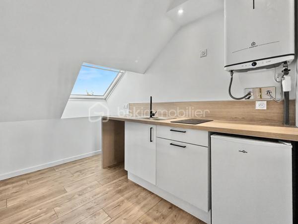 À deux pas du centre-ville d'Amiens, découvrez cet immeuble de rapport en monopropriété, entièrement rénové, développant environ 160 m² (parties communes comprises).

Il se compose de 4 appartements de type 2, aux surfaces suivantes :

T2 RDC : 30,22 m², avec une agréable terrasse privative d'environ 10 m²
T2 1er étage : 38,51 m²
T2 2e étage : 33,24 m²
T2 3e étage : 28,61 m²    

Les appartements offrent des prestations actuelles et recherchées : cuisines aménagées, salles d'eau modernes, douches grand format, WC suspendus Grohe, chauffe-eaux extra-plats, VMC et chauffage individuel électrique.

L'immeuble dispose également d'un local vélos et poubelles, ainsi que d'une cave, des équipements appréciés des locataires et facilitant la gestion au quotidien.

Les atouts de cet investissement:

* Monopropriété (sans copropriété ni syndic)
* 4 T2 entièrement rénovés
* Terrasse privative pour le logement du rez-de-chaussée
* Local vélos / poubelles
* Cave
* Compteurs d'électricité individuels + communs
* Chauffage individuel électrique
* Prestations de qualité
* DPE global C
* Taxe foncière : 3 115 €

Cet immeuble offre une double stratégie d'exploitation: location classique (nue ou meublée) ou location courte durée de type Airbnb, grâce à son emplacement recherché et à la souplesse offerte par la monopropriété.

Le potentiel locatif est estimé entre 650 € et 700 € hors charges par appartement, soit un revenu annuel potentiel compris entre 31 200 € et 33 600 € hors charges, selon le mode d'exploitation retenu.

**Un actif clé en main, idéal pour un investisseur recherchant un immeuble de qualité, facile à gérer et offrant un excellent potentiel de valorisation et de rentabilité.**
.