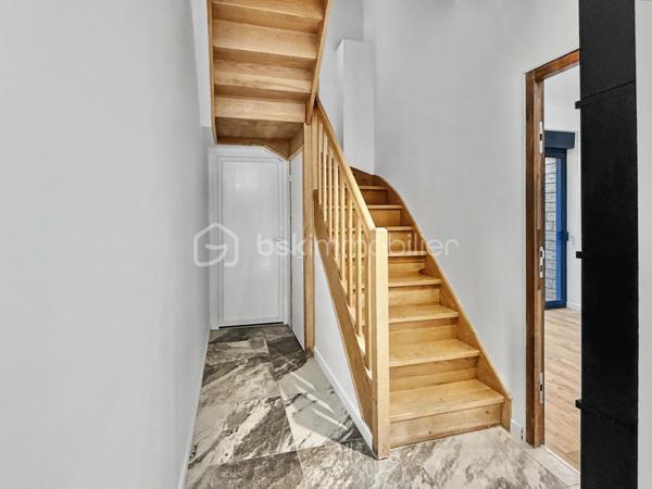 À deux pas du centre-ville d'Amiens, découvrez cet immeuble de rapport en monopropriété, entièrement rénové, développant environ 160 m² (parties communes comprises).

Il se compose de 4 appartements de type 2, aux surfaces suivantes :

T2 RDC : 30,22 m², avec une agréable terrasse privative d'environ 10 m²
T2 1er étage : 38,51 m²
T2 2e étage : 33,24 m²
T2 3e étage : 28,61 m²    

Les appartements offrent des prestations actuelles et recherchées : cuisines aménagées, salles d'eau modernes, douches grand format, WC suspendus Grohe, chauffe-eaux extra-plats, VMC et chauffage individuel électrique.

L'immeuble dispose également d'un local vélos et poubelles, ainsi que d'une cave, des équipements appréciés des locataires et facilitant la gestion au quotidien.

Les atouts de cet investissement:

* Monopropriété (sans copropriété ni syndic)
* 4 T2 entièrement rénovés
* Terrasse privative pour le logement du rez-de-chaussée
* Local vélos / poubelles
* Cave
* Compteurs d'électricité individuels + communs
* Chauffage individuel électrique
* Prestations de qualité
* DPE global C
* Taxe foncière : 3 115 €

Cet immeuble offre une double stratégie d'exploitation: location classique (nue ou meublée) ou location courte durée de type Airbnb, grâce à son emplacement recherché et à la souplesse offerte par la monopropriété.

Le potentiel locatif est estimé entre 650 € et 700 € hors charges par appartement, soit un revenu annuel potentiel compris entre 31 200 € et 33 600 € hors charges, selon le mode d'exploitation retenu.

**Un actif clé en main, idéal pour un investisseur recherchant un immeuble de qualité, facile à gérer et offrant un excellent potentiel de valorisation et de rentabilité.**
.