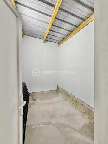À deux pas du centre-ville d'Amiens, découvrez cet immeuble de rapport en monopropriété, entièrement rénové, développant environ 160 m² (parties communes comprises).

Il se compose de 4 appartements de type 2, aux surfaces suivantes :

T2 RDC : 30,22 m², avec une agréable terrasse privative d'environ 10 m²
T2 1er étage : 38,51 m²
T2 2e étage : 33,24 m²
T2 3e étage : 28,61 m²    

Les appartements offrent des prestations actuelles et recherchées : cuisines aménagées, salles d'eau modernes, douches grand format, WC suspendus Grohe, chauffe-eaux extra-plats, VMC et chauffage individuel électrique.

L'immeuble dispose également d'un local vélos et poubelles, ainsi que d'une cave, des équipements appréciés des locataires et facilitant la gestion au quotidien.

Les atouts de cet investissement:

* Monopropriété (sans copropriété ni syndic)
* 4 T2 entièrement rénovés
* Terrasse privative pour le logement du rez-de-chaussée
* Local vélos / poubelles
* Cave
* Compteurs d'électricité individuels + communs
* Chauffage individuel électrique
* Prestations de qualité
* DPE global C
* Taxe foncière : 3 115 €

Cet immeuble offre une double stratégie d'exploitation: location classique (nue ou meublée) ou location courte durée de type Airbnb, grâce à son emplacement recherché et à la souplesse offerte par la monopropriété.

Le potentiel locatif est estimé entre 650 € et 700 € hors charges par appartement, soit un revenu annuel potentiel compris entre 31 200 € et 33 600 € hors charges, selon le mode d'exploitation retenu.

**Un actif clé en main, idéal pour un investisseur recherchant un immeuble de qualité, facile à gérer et offrant un excellent potentiel de valorisation et de rentabilité.**
.