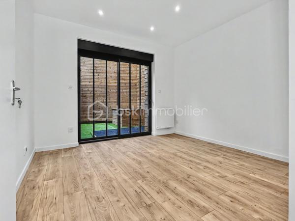 À deux pas du centre-ville d'Amiens, découvrez cet immeuble de rapport en monopropriété, entièrement rénové, développant environ 160 m² (parties communes comprises).

Il se compose de 4 appartements de type 2, aux surfaces suivantes :

T2 RDC : 30,22 m², avec une agréable terrasse privative d'environ 10 m²
T2 1er étage : 38,51 m²
T2 2e étage : 33,24 m²
T2 3e étage : 28,61 m²    

Les appartements offrent des prestations actuelles et recherchées : cuisines aménagées, salles d'eau modernes, douches grand format, WC suspendus Grohe, chauffe-eaux extra-plats, VMC et chauffage individuel électrique.

L'immeuble dispose également d'un local vélos et poubelles, ainsi que d'une cave, des équipements appréciés des locataires et facilitant la gestion au quotidien.

Les atouts de cet investissement:

* Monopropriété (sans copropriété ni syndic)
* 4 T2 entièrement rénovés
* Terrasse privative pour le logement du rez-de-chaussée
* Local vélos / poubelles
* Cave
* Compteurs d'électricité individuels + communs
* Chauffage individuel électrique
* Prestations de qualité
* DPE global C
* Taxe foncière : 3 115 €

Cet immeuble offre une double stratégie d'exploitation: location classique (nue ou meublée) ou location courte durée de type Airbnb, grâce à son emplacement recherché et à la souplesse offerte par la monopropriété.

Le potentiel locatif est estimé entre 650 € et 700 € hors charges par appartement, soit un revenu annuel potentiel compris entre 31 200 € et 33 600 € hors charges, selon le mode d'exploitation retenu.

**Un actif clé en main, idéal pour un investisseur recherchant un immeuble de qualité, facile à gérer et offrant un excellent potentiel de valorisation et de rentabilité.**
.