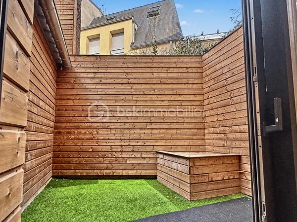 À deux pas du centre-ville d'Amiens, découvrez cet immeuble de rapport en monopropriété, entièrement rénové, développant environ 160 m² (parties communes comprises).

Il se compose de 4 appartements de type 2, aux surfaces suivantes :

T2 RDC : 30,22 m², avec une agréable terrasse privative d'environ 10 m²
T2 1er étage : 38,51 m²
T2 2e étage : 33,24 m²
T2 3e étage : 28,61 m²    

Les appartements offrent des prestations actuelles et recherchées : cuisines aménagées, salles d'eau modernes, douches grand format, WC suspendus Grohe, chauffe-eaux extra-plats, VMC et chauffage individuel électrique.

L'immeuble dispose également d'un local vélos et poubelles, ainsi que d'une cave, des équipements appréciés des locataires et facilitant la gestion au quotidien.

Les atouts de cet investissement:

* Monopropriété (sans copropriété ni syndic)
* 4 T2 entièrement rénovés
* Terrasse privative pour le logement du rez-de-chaussée
* Local vélos / poubelles
* Cave
* Compteurs d'électricité individuels + communs
* Chauffage individuel électrique
* Prestations de qualité
* DPE global C
* Taxe foncière : 3 115 €

Cet immeuble offre une double stratégie d'exploitation: location classique (nue ou meublée) ou location courte durée de type Airbnb, grâce à son emplacement recherché et à la souplesse offerte par la monopropriété.

Le potentiel locatif est estimé entre 650 € et 700 € hors charges par appartement, soit un revenu annuel potentiel compris entre 31 200 € et 33 600 € hors charges, selon le mode d'exploitation retenu.

**Un actif clé en main, idéal pour un investisseur recherchant un immeuble de qualité, facile à gérer et offrant un excellent potentiel de valorisation et de rentabilité.**
.