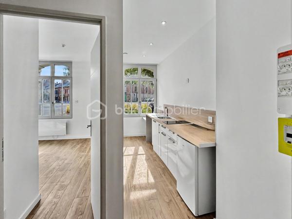 À deux pas du centre-ville d'Amiens, découvrez cet immeuble de rapport en monopropriété, entièrement rénové, développant environ 160 m² (parties communes comprises).

Il se compose de 4 appartements de type 2, aux surfaces suivantes :

T2 RDC : 30,22 m², avec une agréable terrasse privative d'environ 10 m²
T2 1er étage : 38,51 m²
T2 2e étage : 33,24 m²
T2 3e étage : 28,61 m²    

Les appartements offrent des prestations actuelles et recherchées : cuisines aménagées, salles d'eau modernes, douches grand format, WC suspendus Grohe, chauffe-eaux extra-plats, VMC et chauffage individuel électrique.

L'immeuble dispose également d'un local vélos et poubelles, ainsi que d'une cave, des équipements appréciés des locataires et facilitant la gestion au quotidien.

Les atouts de cet investissement:

* Monopropriété (sans copropriété ni syndic)
* 4 T2 entièrement rénovés
* Terrasse privative pour le logement du rez-de-chaussée
* Local vélos / poubelles
* Cave
* Compteurs d'électricité individuels + communs
* Chauffage individuel électrique
* Prestations de qualité
* DPE global C
* Taxe foncière : 3 115 €

Cet immeuble offre une double stratégie d'exploitation: location classique (nue ou meublée) ou location courte durée de type Airbnb, grâce à son emplacement recherché et à la souplesse offerte par la monopropriété.

Le potentiel locatif est estimé entre 650 € et 700 € hors charges par appartement, soit un revenu annuel potentiel compris entre 31 200 € et 33 600 € hors charges, selon le mode d'exploitation retenu.

**Un actif clé en main, idéal pour un investisseur recherchant un immeuble de qualité, facile à gérer et offrant un excellent potentiel de valorisation et de rentabilité.**
.