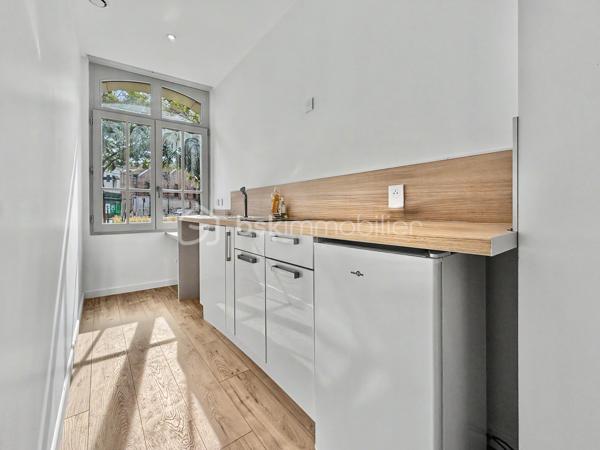 À deux pas du centre-ville d'Amiens, découvrez cet immeuble de rapport en monopropriété, entièrement rénové, développant environ 160 m² (parties communes comprises).

Il se compose de 4 appartements de type 2, aux surfaces suivantes :

T2 RDC : 30,22 m², avec une agréable terrasse privative d'environ 10 m²
T2 1er étage : 38,51 m²
T2 2e étage : 33,24 m²
T2 3e étage : 28,61 m²    

Les appartements offrent des prestations actuelles et recherchées : cuisines aménagées, salles d'eau modernes, douches grand format, WC suspendus Grohe, chauffe-eaux extra-plats, VMC et chauffage individuel électrique.

L'immeuble dispose également d'un local vélos et poubelles, ainsi que d'une cave, des équipements appréciés des locataires et facilitant la gestion au quotidien.

Les atouts de cet investissement:

* Monopropriété (sans copropriété ni syndic)
* 4 T2 entièrement rénovés
* Terrasse privative pour le logement du rez-de-chaussée
* Local vélos / poubelles
* Cave
* Compteurs d'électricité individuels + communs
* Chauffage individuel électrique
* Prestations de qualité
* DPE global C
* Taxe foncière : 3 115 €

Cet immeuble offre une double stratégie d'exploitation: location classique (nue ou meublée) ou location courte durée de type Airbnb, grâce à son emplacement recherché et à la souplesse offerte par la monopropriété.

Le potentiel locatif est estimé entre 650 € et 700 € hors charges par appartement, soit un revenu annuel potentiel compris entre 31 200 € et 33 600 € hors charges, selon le mode d'exploitation retenu.

**Un actif clé en main, idéal pour un investisseur recherchant un immeuble de qualité, facile à gérer et offrant un excellent potentiel de valorisation et de rentabilité.**
.
