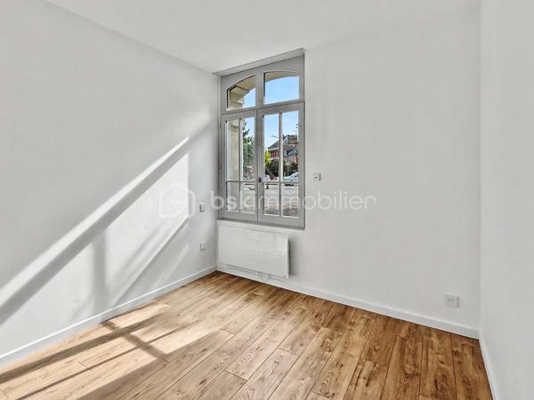 À deux pas du centre-ville d'Amiens, découvrez cet immeuble de rapport en monopropriété, entièrement rénové, développant environ 160 m² (parties communes comprises).

Il se compose de 4 appartements de type 2, aux surfaces suivantes :

T2 RDC : 30,22 m², avec une agréable terrasse privative d'environ 10 m²
T2 1er étage : 38,51 m²
T2 2e étage : 33,24 m²
T2 3e étage : 28,61 m²    

Les appartements offrent des prestations actuelles et recherchées : cuisines aménagées, salles d'eau modernes, douches grand format, WC suspendus Grohe, chauffe-eaux extra-plats, VMC et chauffage individuel électrique.

L'immeuble dispose également d'un local vélos et poubelles, ainsi que d'une cave, des équipements appréciés des locataires et facilitant la gestion au quotidien.

Les atouts de cet investissement:

* Monopropriété (sans copropriété ni syndic)
* 4 T2 entièrement rénovés
* Terrasse privative pour le logement du rez-de-chaussée
* Local vélos / poubelles
* Cave
* Compteurs d'électricité individuels + communs
* Chauffage individuel électrique
* Prestations de qualité
* DPE global C
* Taxe foncière : 3 115 €

Cet immeuble offre une double stratégie d'exploitation: location classique (nue ou meublée) ou location courte durée de type Airbnb, grâce à son emplacement recherché et à la souplesse offerte par la monopropriété.

Le potentiel locatif est estimé entre 650 € et 700 € hors charges par appartement, soit un revenu annuel potentiel compris entre 31 200 € et 33 600 € hors charges, selon le mode d'exploitation retenu.

**Un actif clé en main, idéal pour un investisseur recherchant un immeuble de qualité, facile à gérer et offrant un excellent potentiel de valorisation et de rentabilité.**
.