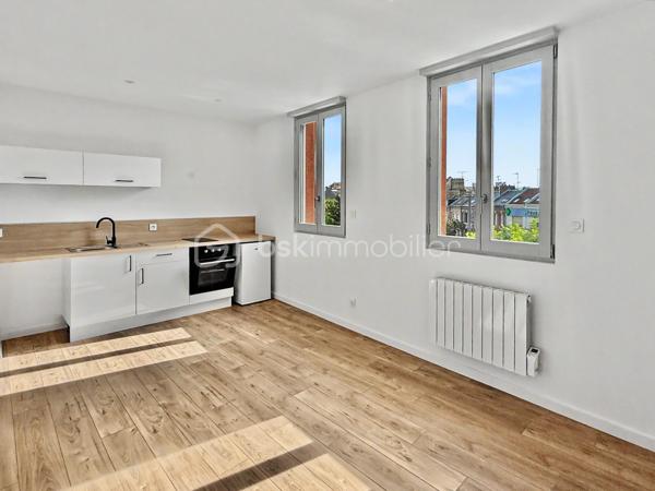 À deux pas du centre-ville d'Amiens, découvrez cet immeuble de rapport en monopropriété, entièrement rénové, développant environ 160 m² (parties communes comprises).

Il se compose de 4 appartements de type 2, aux surfaces suivantes :

T2 RDC : 30,22 m², avec une agréable terrasse privative d'environ 10 m²
T2 1er étage : 38,51 m²
T2 2e étage : 33,24 m²
T2 3e étage : 28,61 m²    

Les appartements offrent des prestations actuelles et recherchées : cuisines aménagées, salles d'eau modernes, douches grand format, WC suspendus Grohe, chauffe-eaux extra-plats, VMC et chauffage individuel électrique.

L'immeuble dispose également d'un local vélos et poubelles, ainsi que d'une cave, des équipements appréciés des locataires et facilitant la gestion au quotidien.

Les atouts de cet investissement:

* Monopropriété (sans copropriété ni syndic)
* 4 T2 entièrement rénovés
* Terrasse privative pour le logement du rez-de-chaussée
* Local vélos / poubelles
* Cave
* Compteurs d'électricité individuels + communs
* Chauffage individuel électrique
* Prestations de qualité
* DPE global C
* Taxe foncière : 3 115 €

Cet immeuble offre une double stratégie d'exploitation: location classique (nue ou meublée) ou location courte durée de type Airbnb, grâce à son emplacement recherché et à la souplesse offerte par la monopropriété.

Le potentiel locatif est estimé entre 650 € et 700 € hors charges par appartement, soit un revenu annuel potentiel compris entre 31 200 € et 33 600 € hors charges, selon le mode d'exploitation retenu.

**Un actif clé en main, idéal pour un investisseur recherchant un immeuble de qualité, facile à gérer et offrant un excellent potentiel de valorisation et de rentabilité.**
.