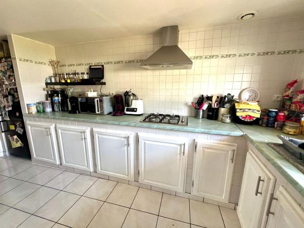 Maison rénovée avec piscine, dépendances et climatisation réversible